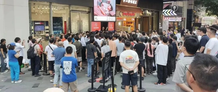 无与伦比的战斗！黄牛厮杀，5倍溢价，斯沃琪宝珀联名狂飙升级